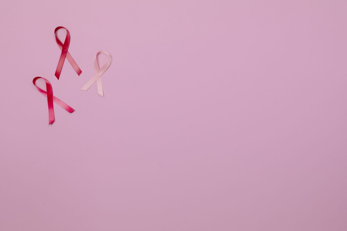 Panglici roz pentru conștientizarea cancerului de sân.